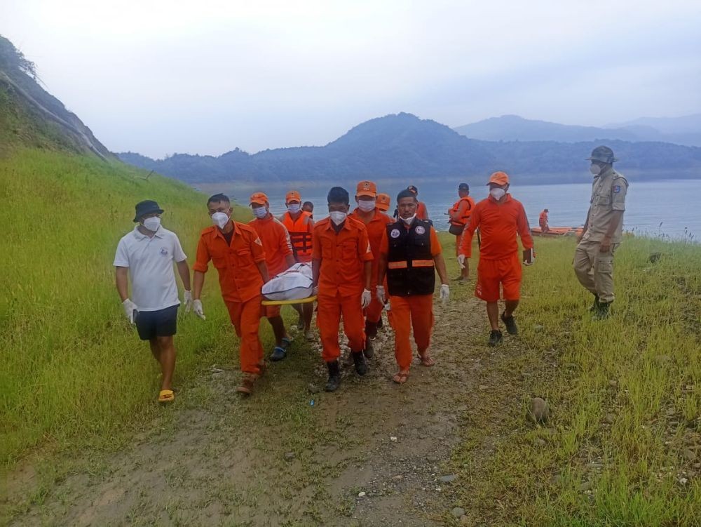 Divers retrieve the mortal remains of the second person from the Doyang Dam on May 30. The other body of other deceased was recovered on May 29. The duo was feared drowned after a boat they were travelling capsized incident on May 27 at the reservoir.  (Morung Photo)